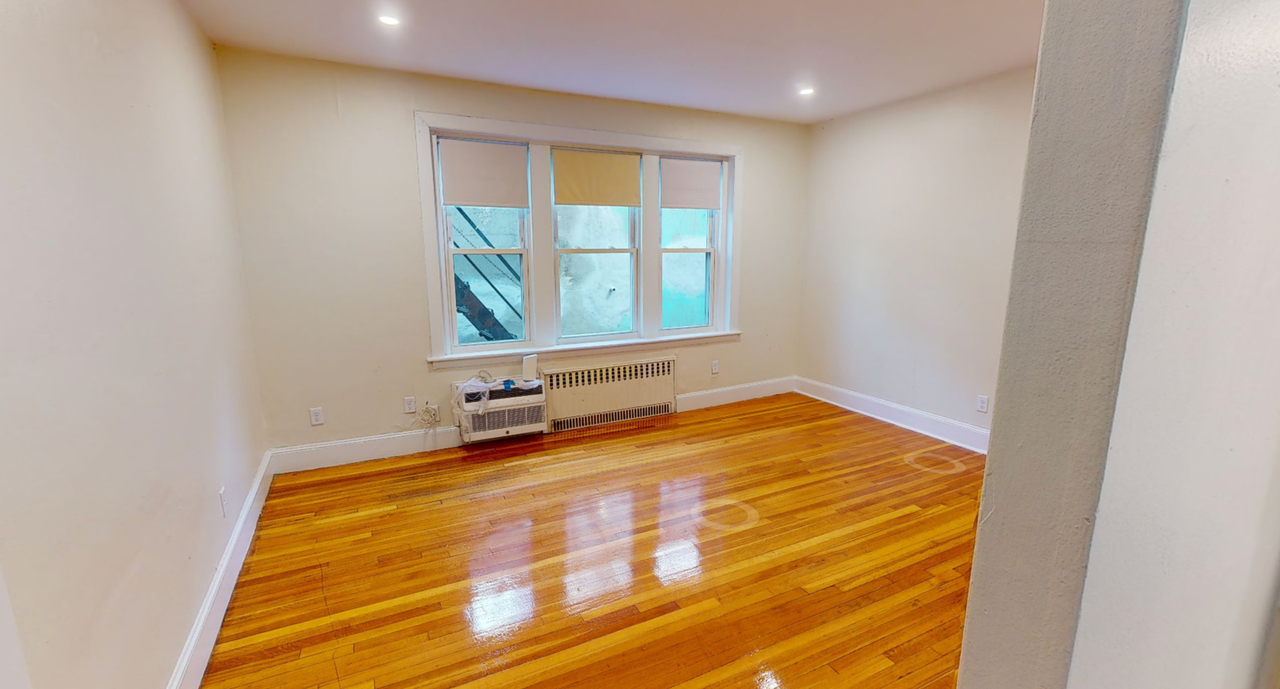 33 Lancaster Ter - Photo 3 of 5