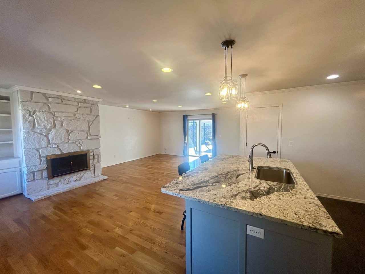 1042 E 37th St - Photo 4 of 30