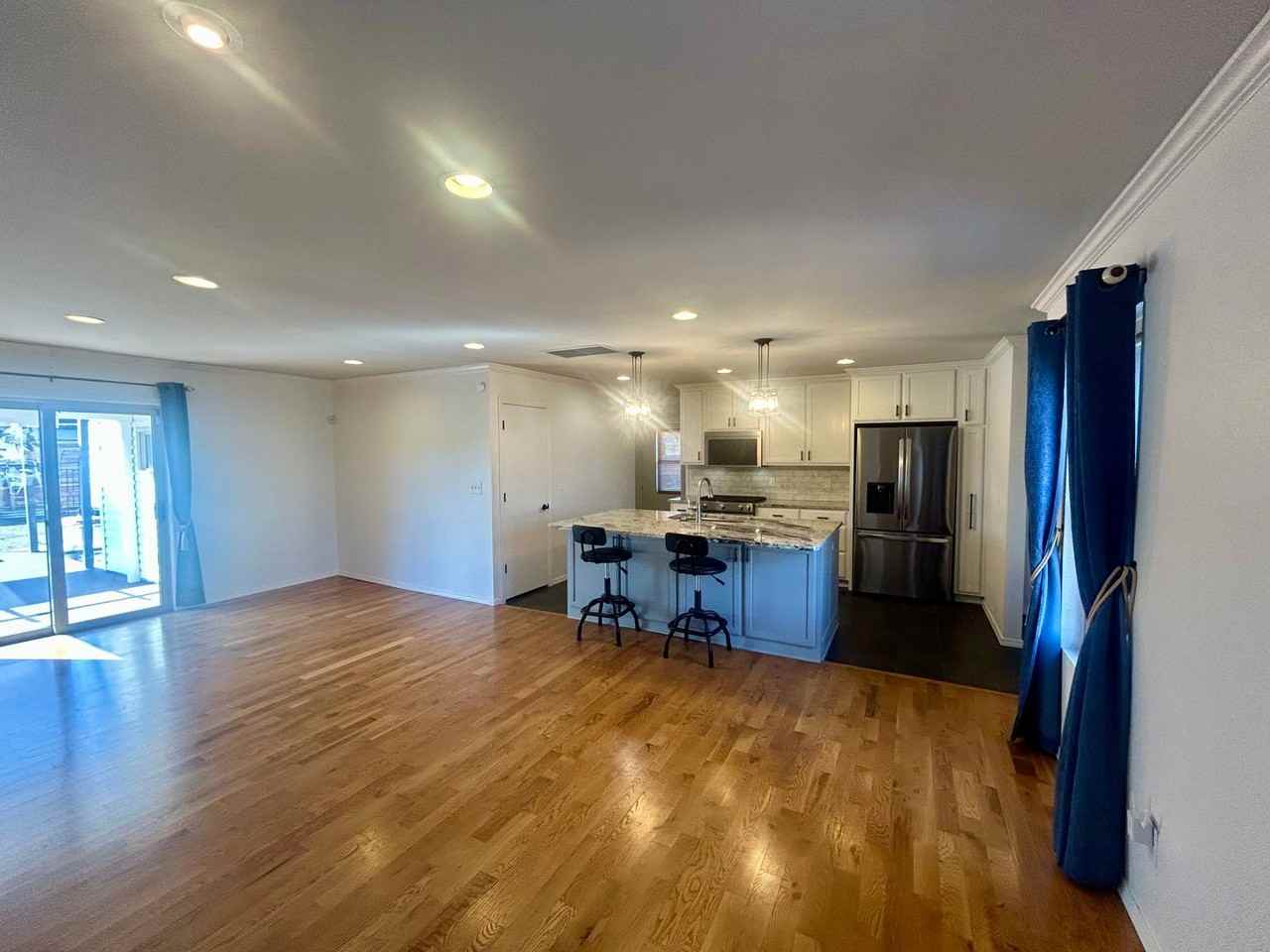 1042 E 37th St - Photo 6 of 30