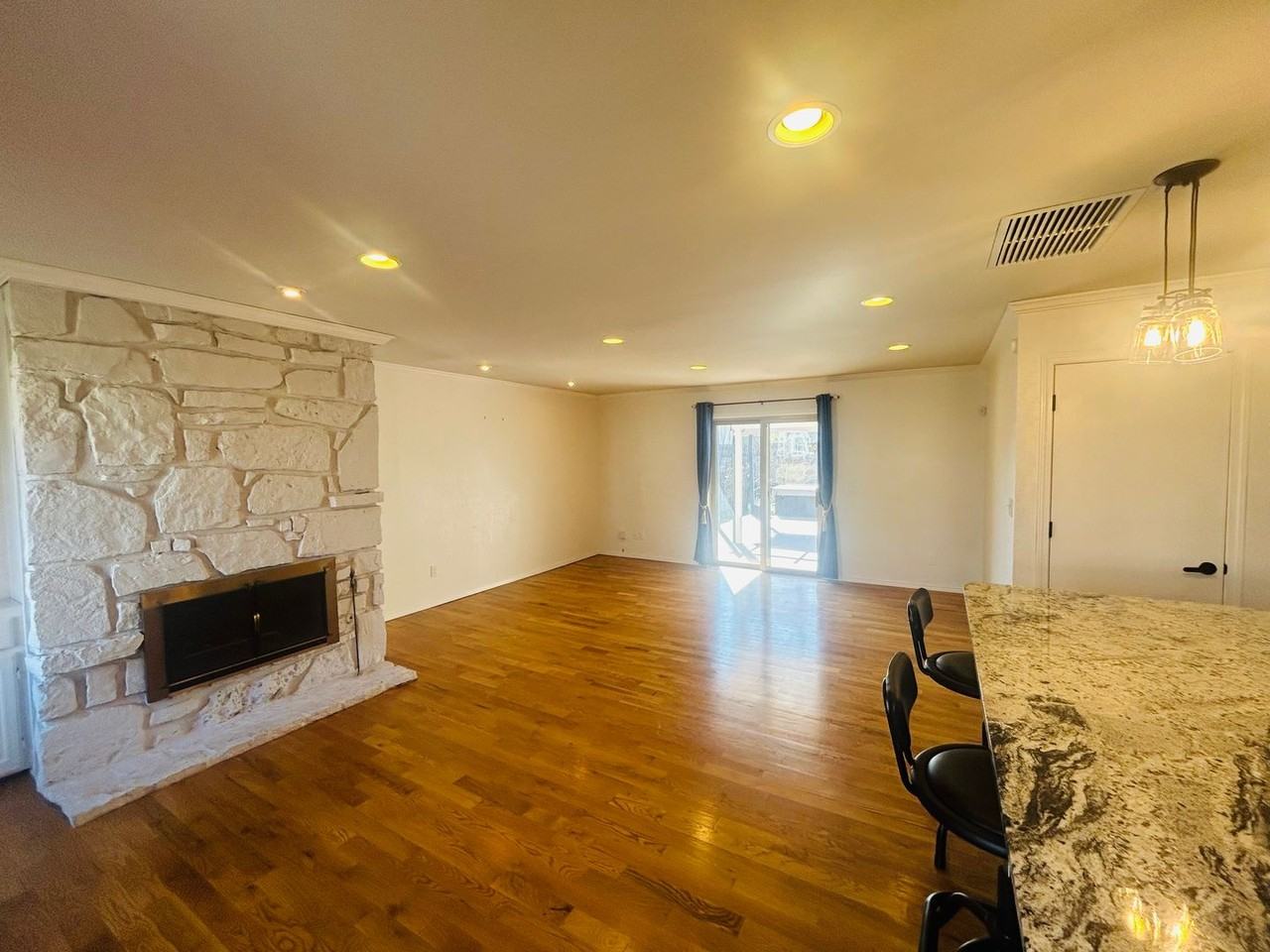 1042 E 37th St - Photo 7 of 30