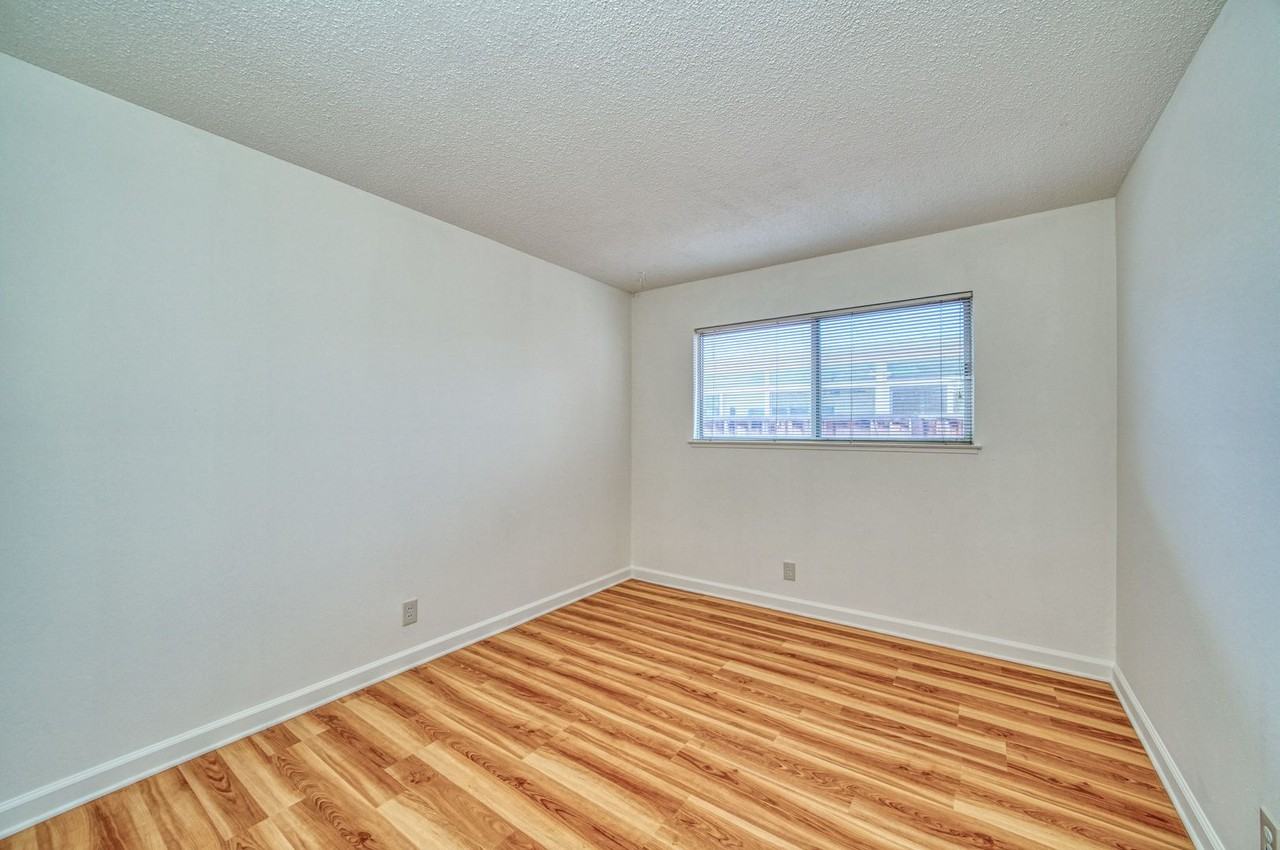 4690 Williams Rd - Photo 6 of 12