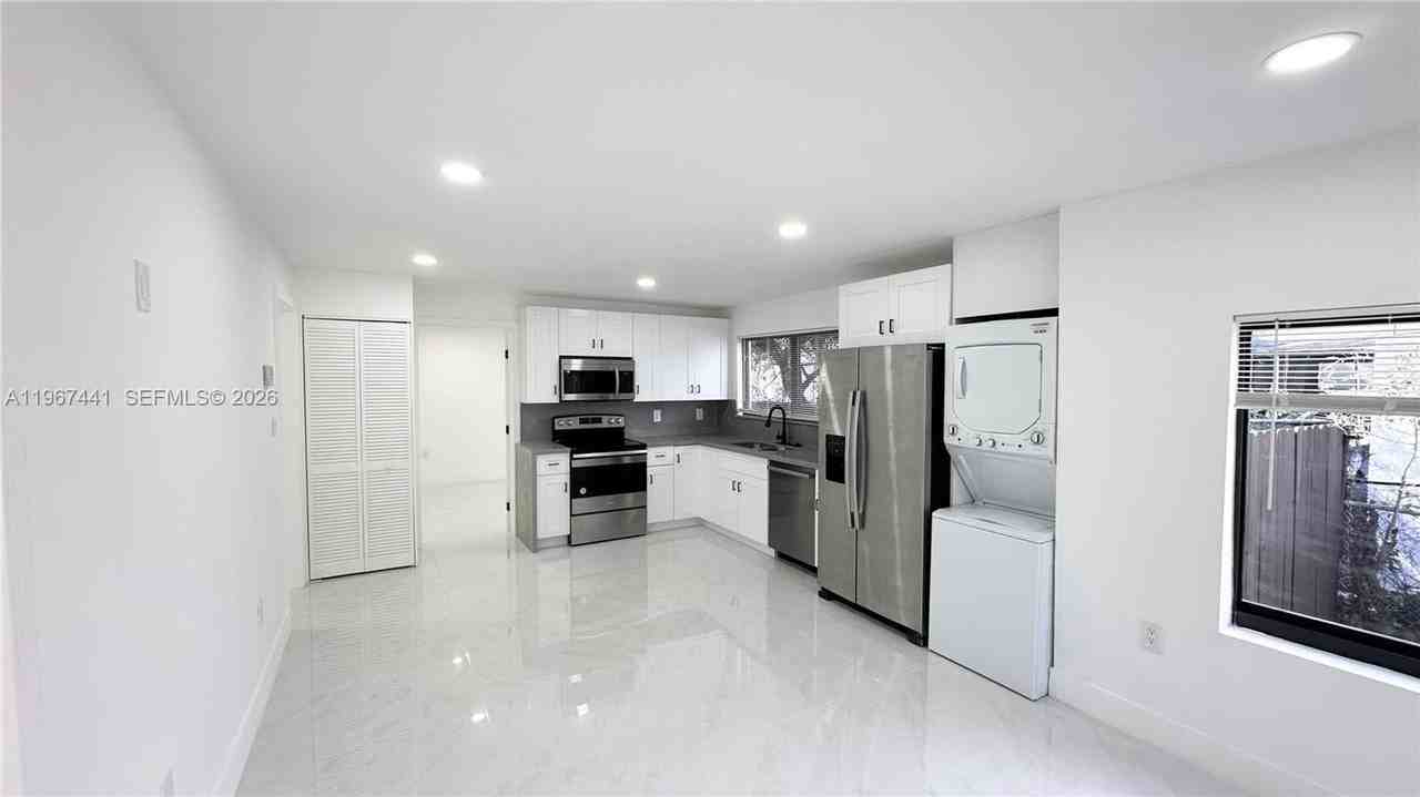 1304 Nw 43rd St - Photo 2 of 14