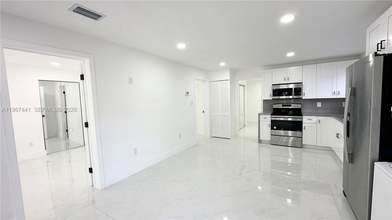 1304 Nw 43rd St - Photo 3 of 14
