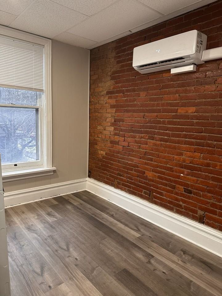 1529 Green St - Photo 5 of 9