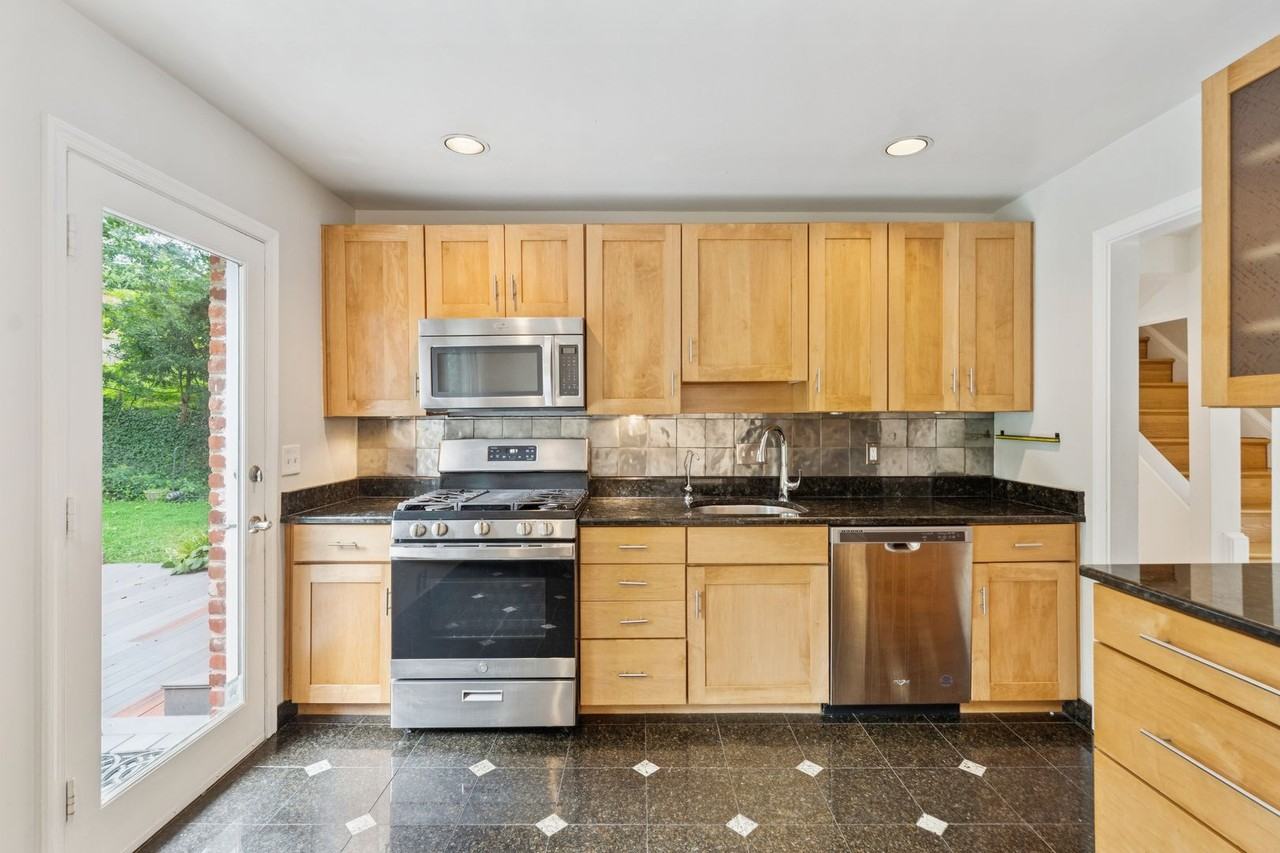 7701 Sebago Rd - Photo 7 of 29