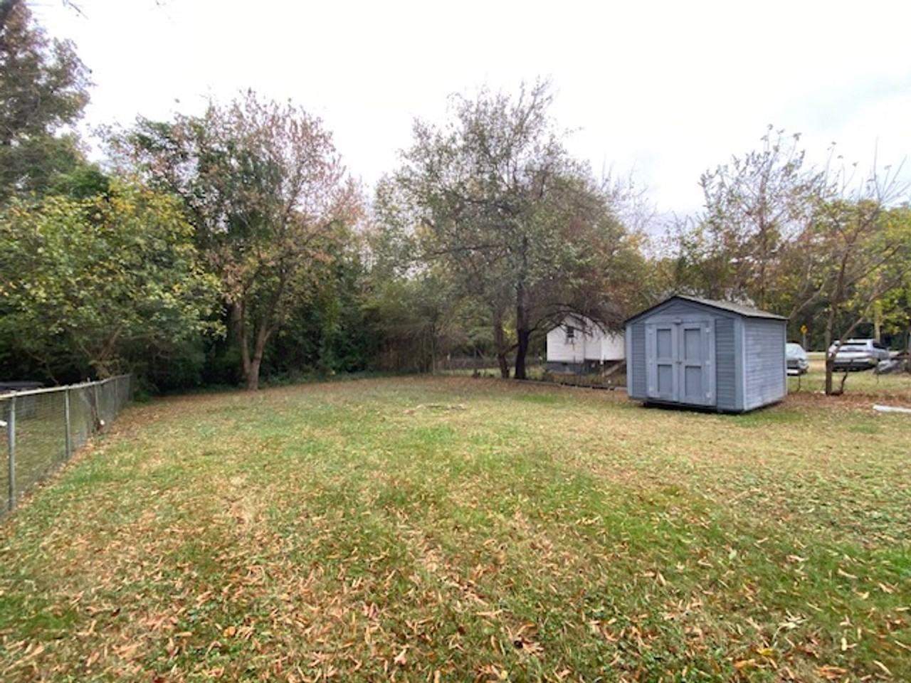 108 Akron Ave - Photo 5 of 17