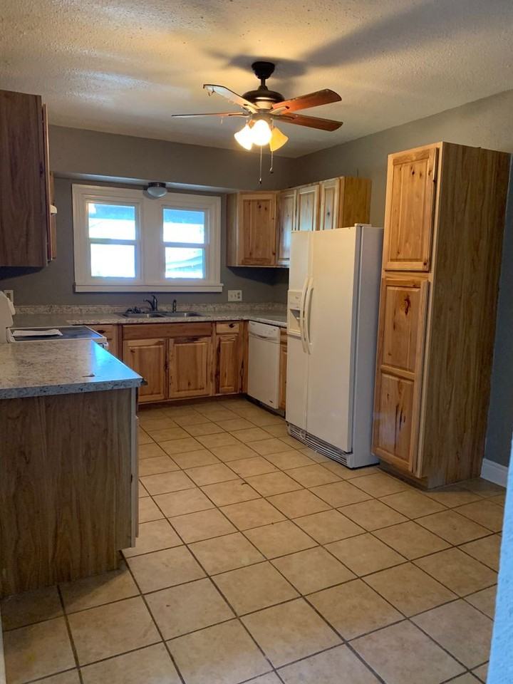 2412 W Lincoln St - Photo 2 of 10