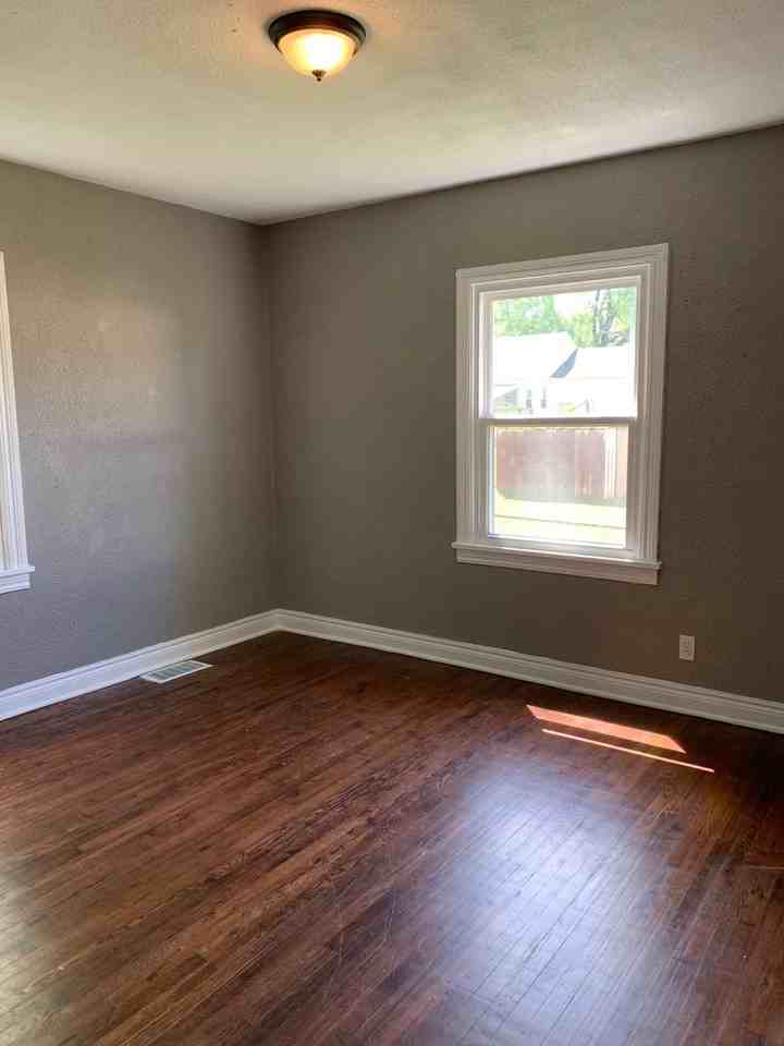 2412 W Lincoln St - Photo 4 of 10