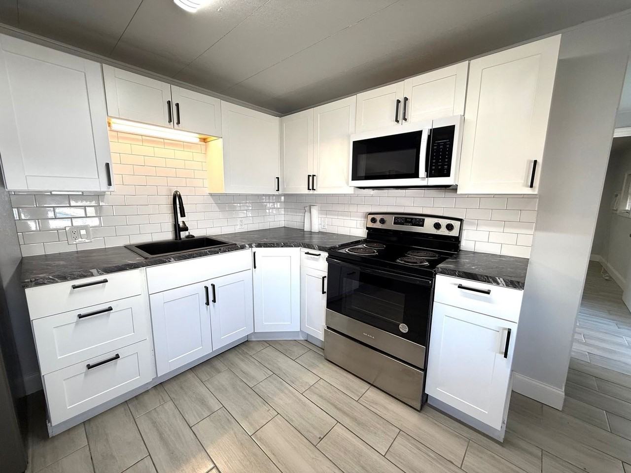 1112 50th Avenue Dr W - Photo 4 of 11