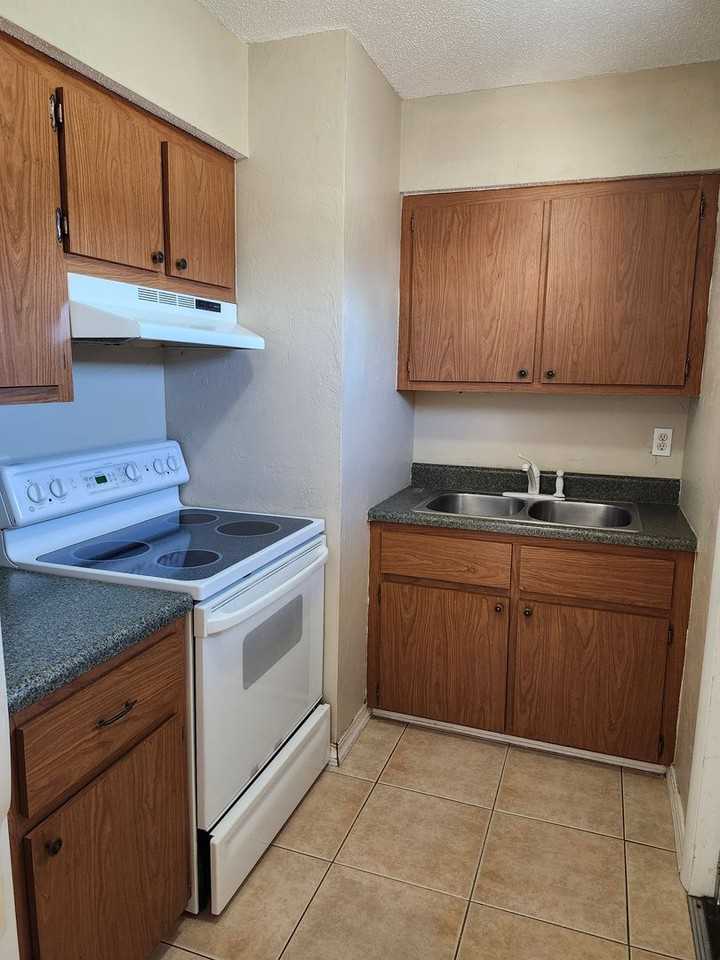 3365 Normandy Dr - Photo 5 of 9