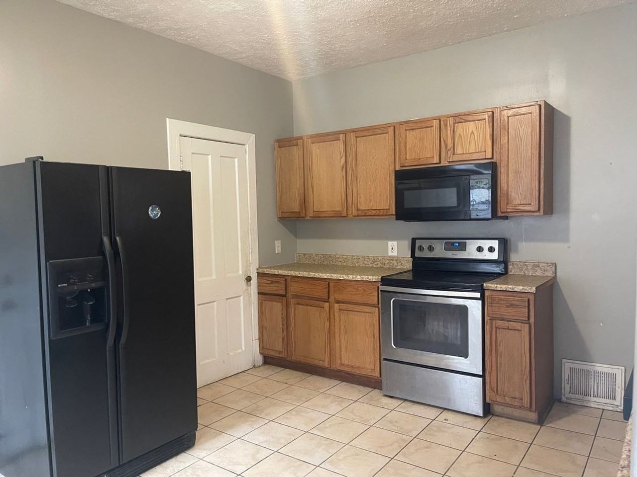 3182 Meredith Ave - Photo 4 of 17