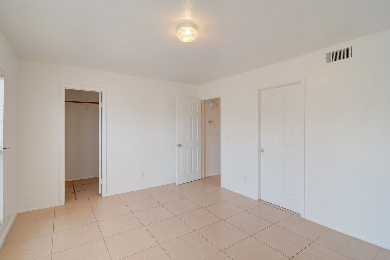 2921 Country Manor Ln - Photo 3 of 11