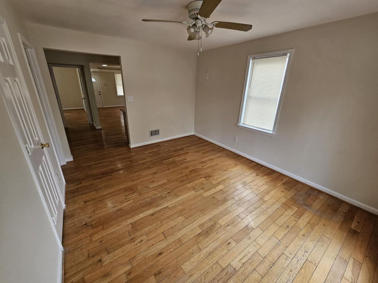 4718 Kenwood Ave - Photo 4 of 19