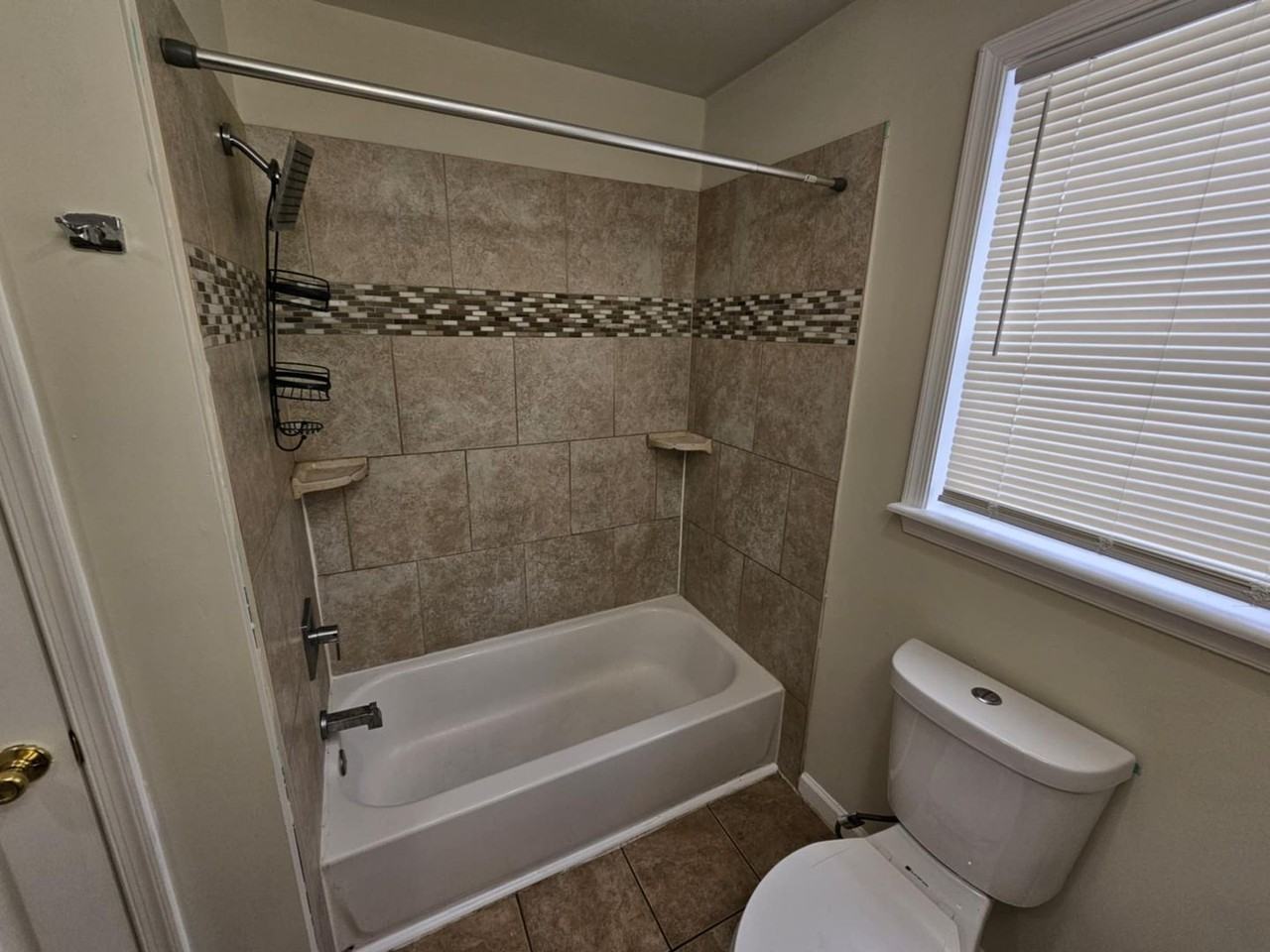 4718 Kenwood Ave - Photo 6 of 19