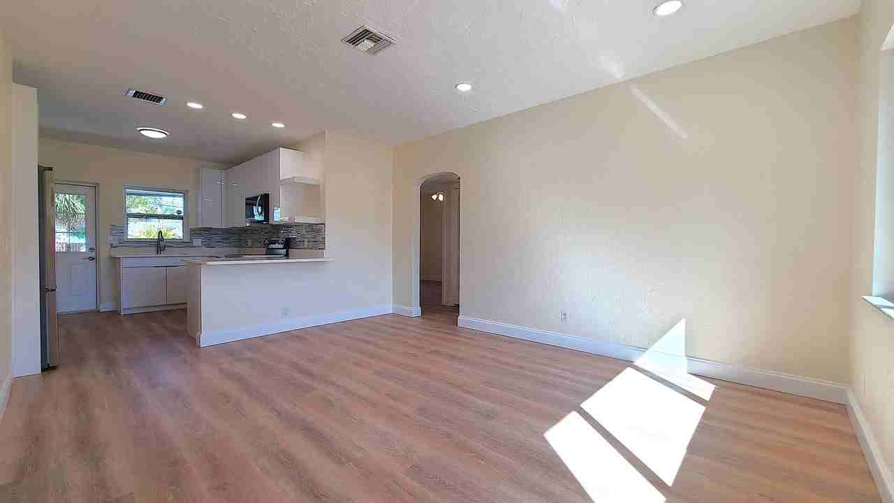 133 38th Ave Ne - Photo 5 of 25