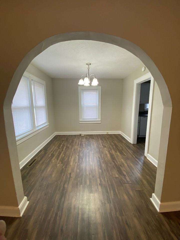 1409 S Kickapoo Ave - Photo 3 of 10