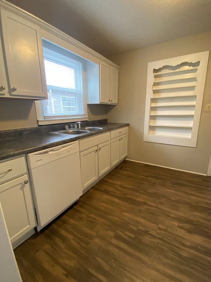 1409 S Kickapoo Ave - Photo 4 of 10