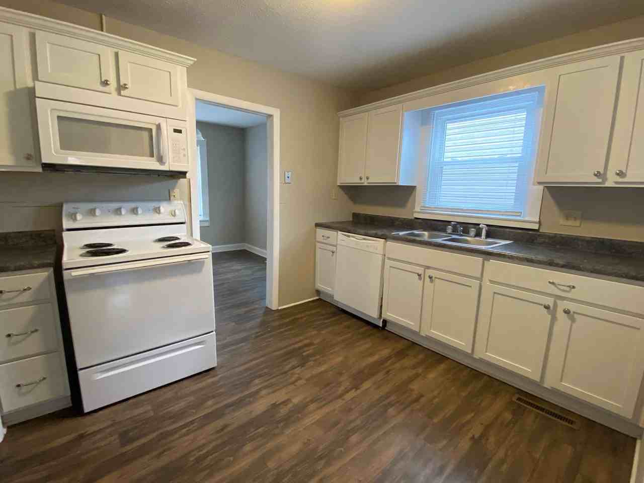 1409 S Kickapoo Ave - Photo 5 of 10