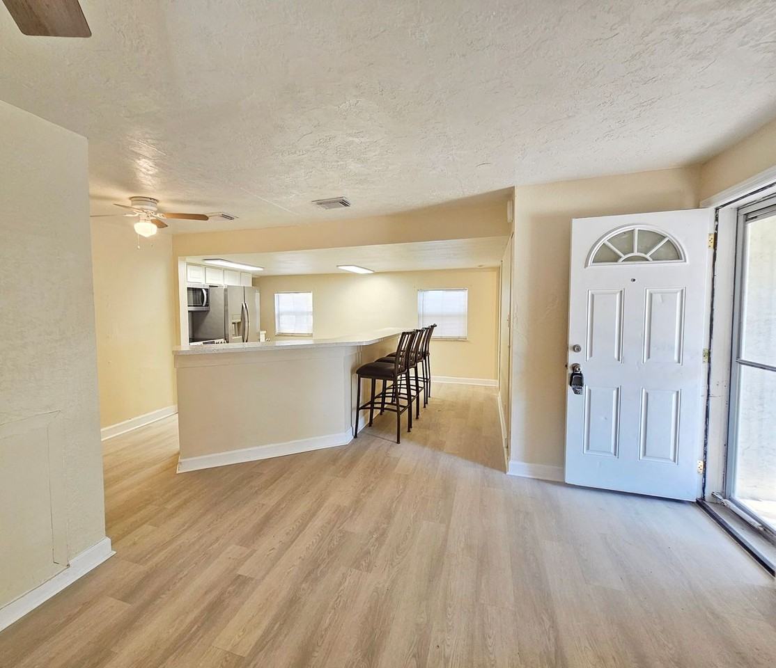 5610 Kelly Dr N - Photo 3 of 24