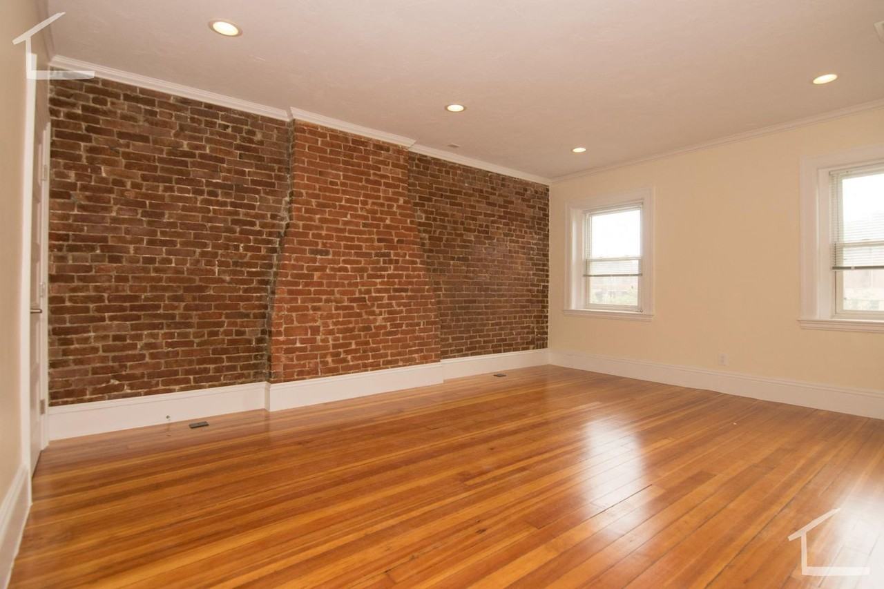 1612 Beacon St - Photo 4 of 9