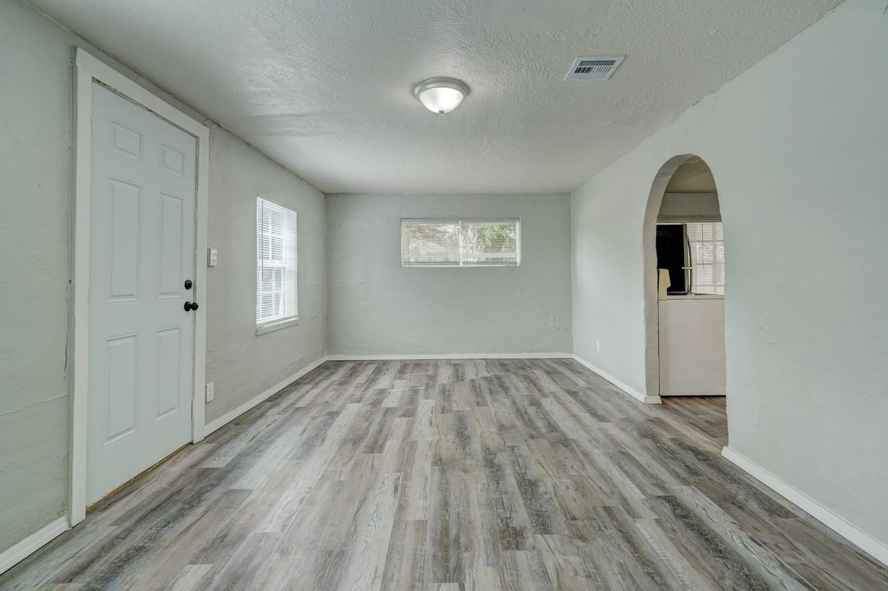 401 S Carter Ave - Photo 2 of 10