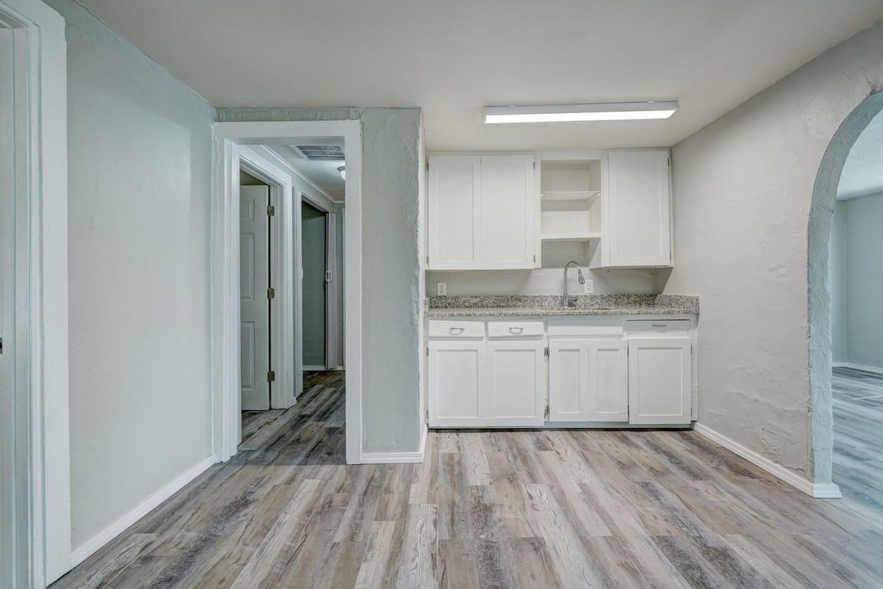 401 S Carter Ave - Photo 3 of 10