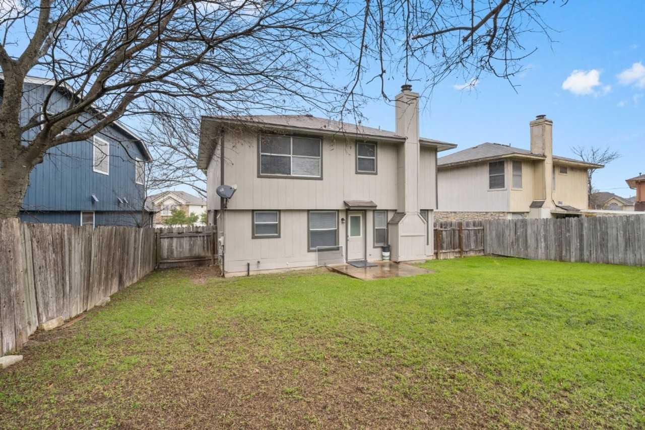 911 Flatters Way - Photo 4 of 31