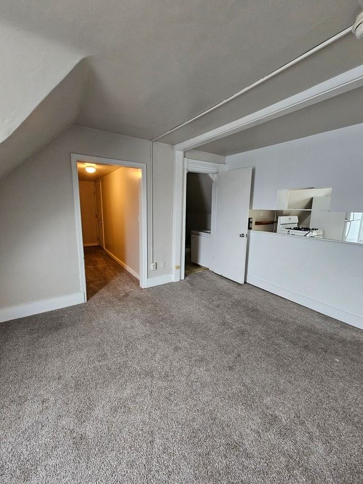 260 Laurel St - Photo 2 of 16