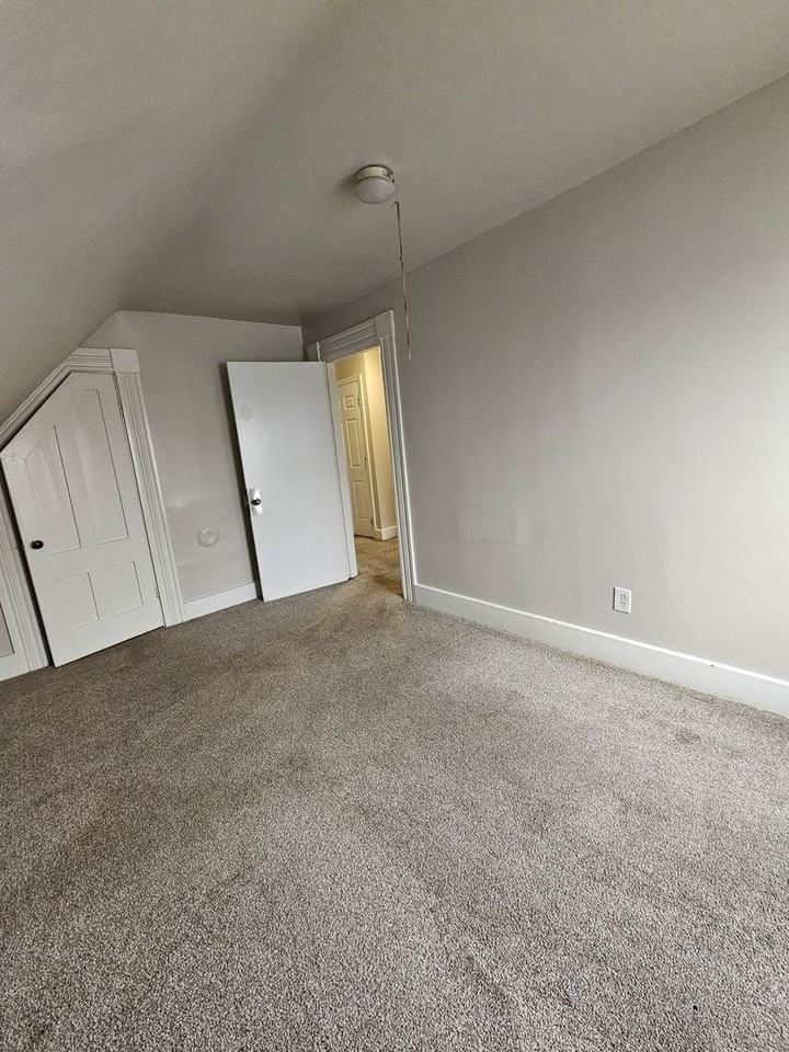 260 Laurel St - Photo 5 of 16