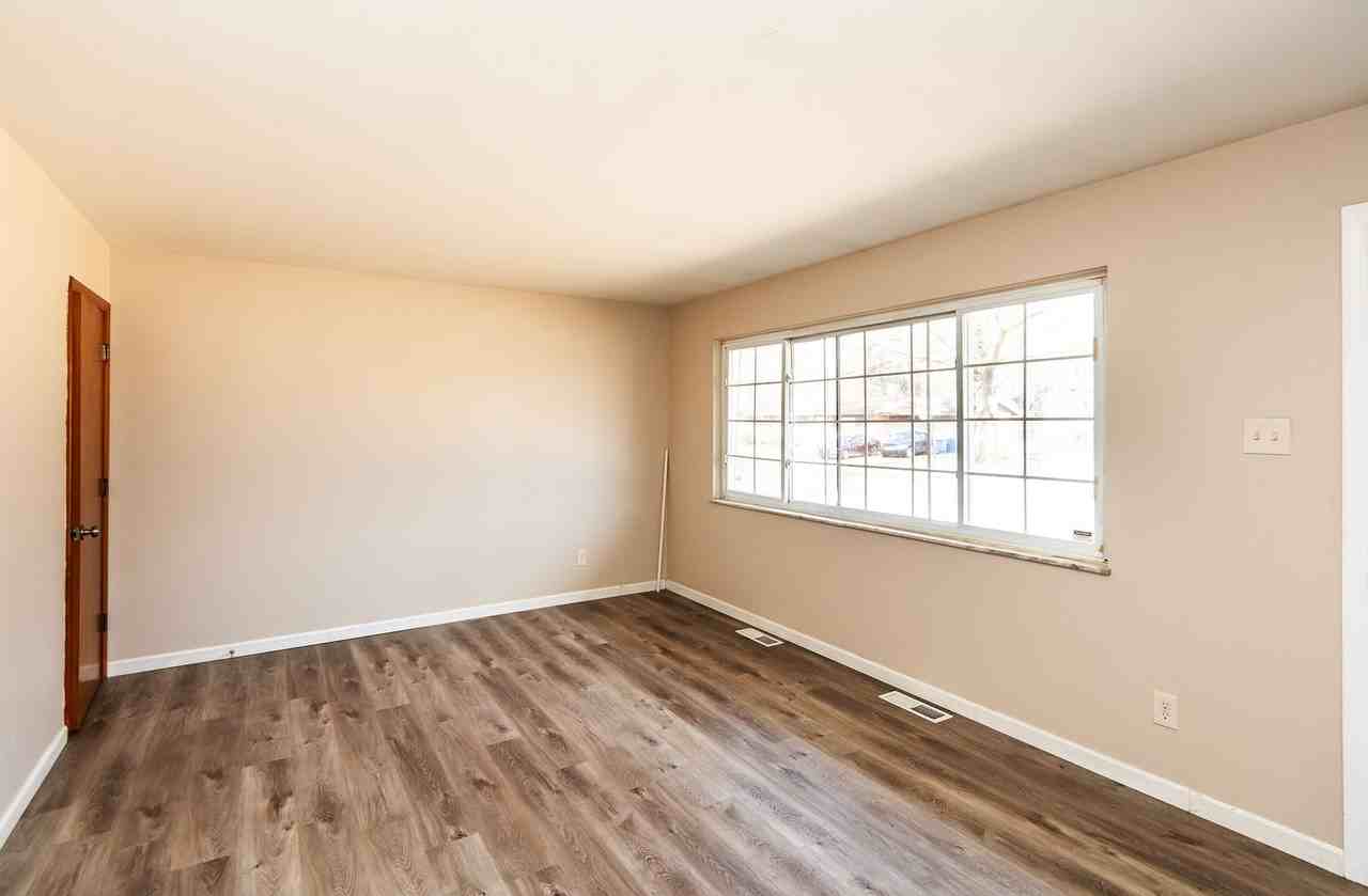 1058 Briarbrae Dr - Photo 4 of 29