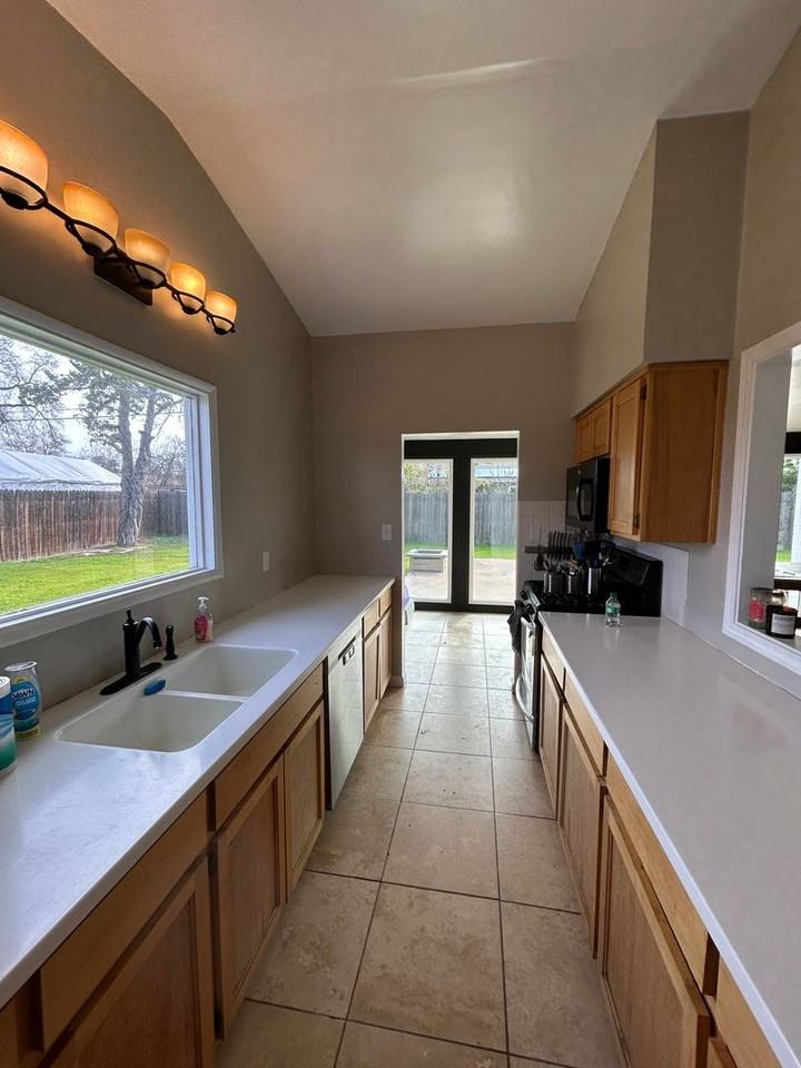 2109 E Lemmon Way - Photo 4 of 24