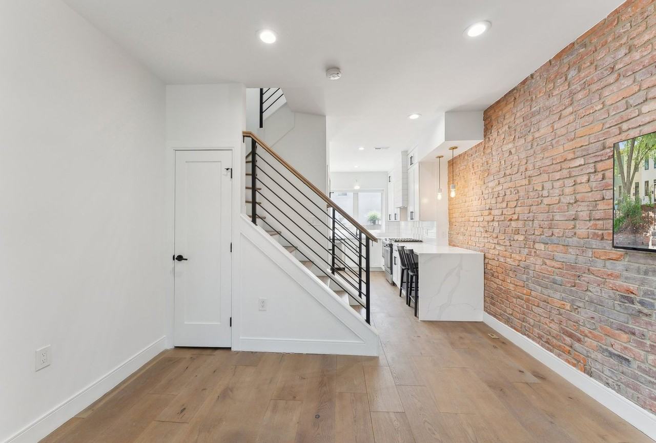 1537 C St Se - Photo 2 of 18