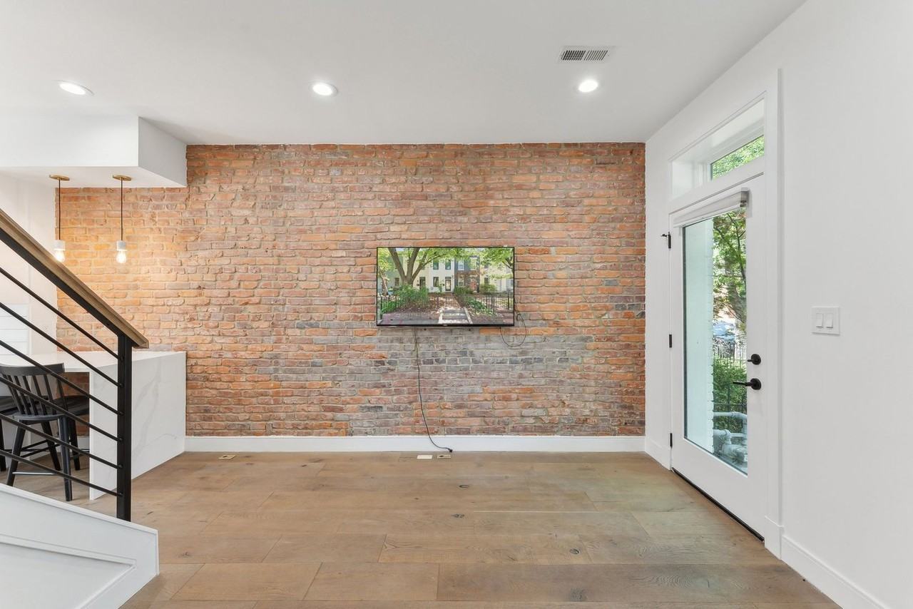 1537 C St Se - Photo 3 of 18