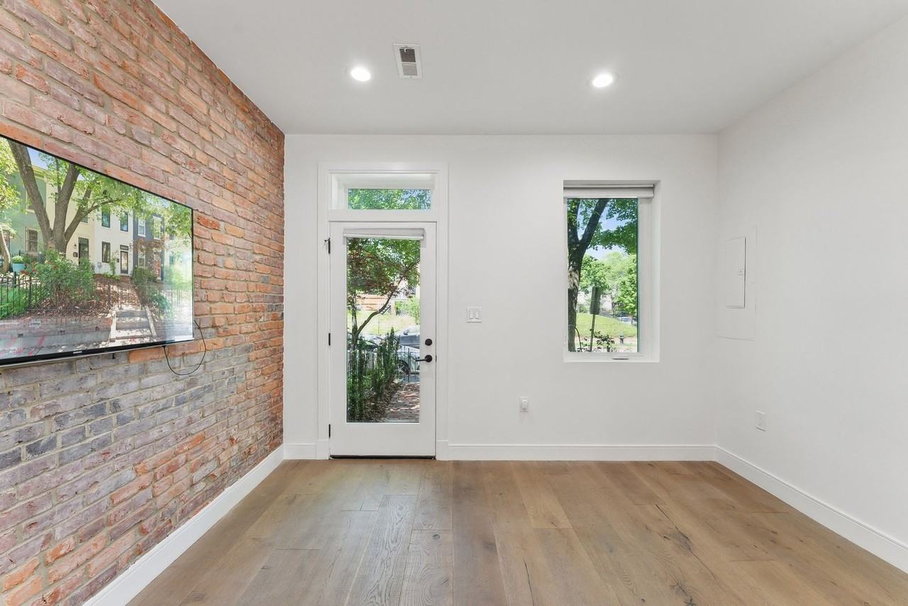 1537 C St Se - Photo 4 of 18