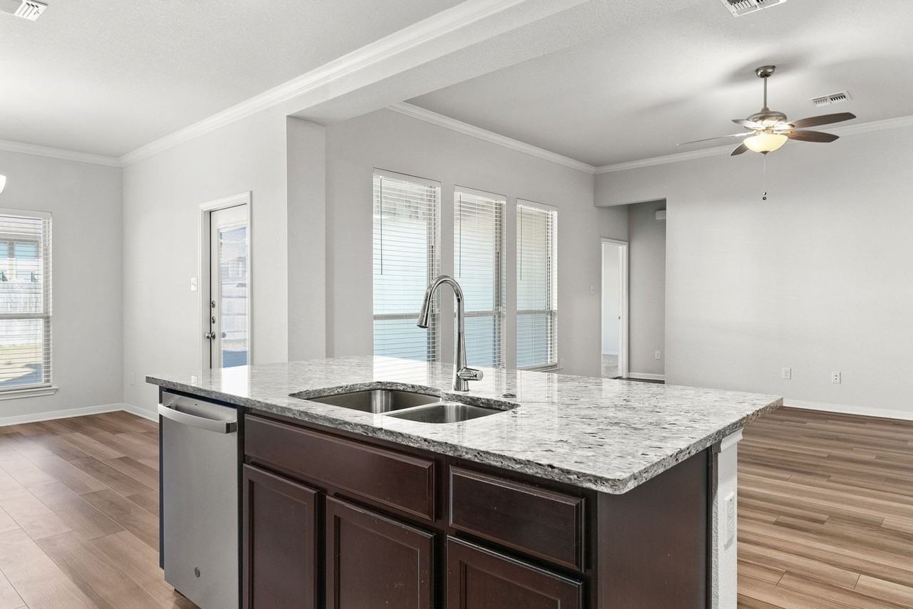 10202 Eaglefire Dr - Photo 5 of 17