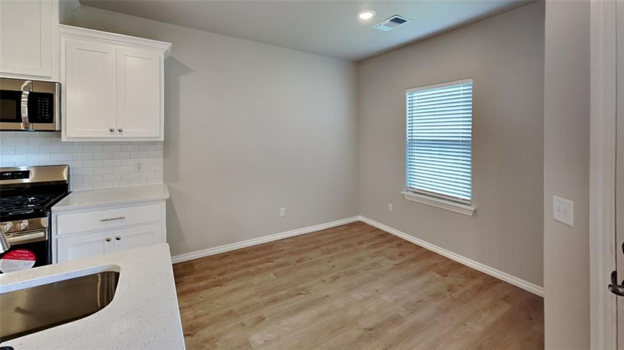 7013 Labelle Dr - Photo 7 of 17