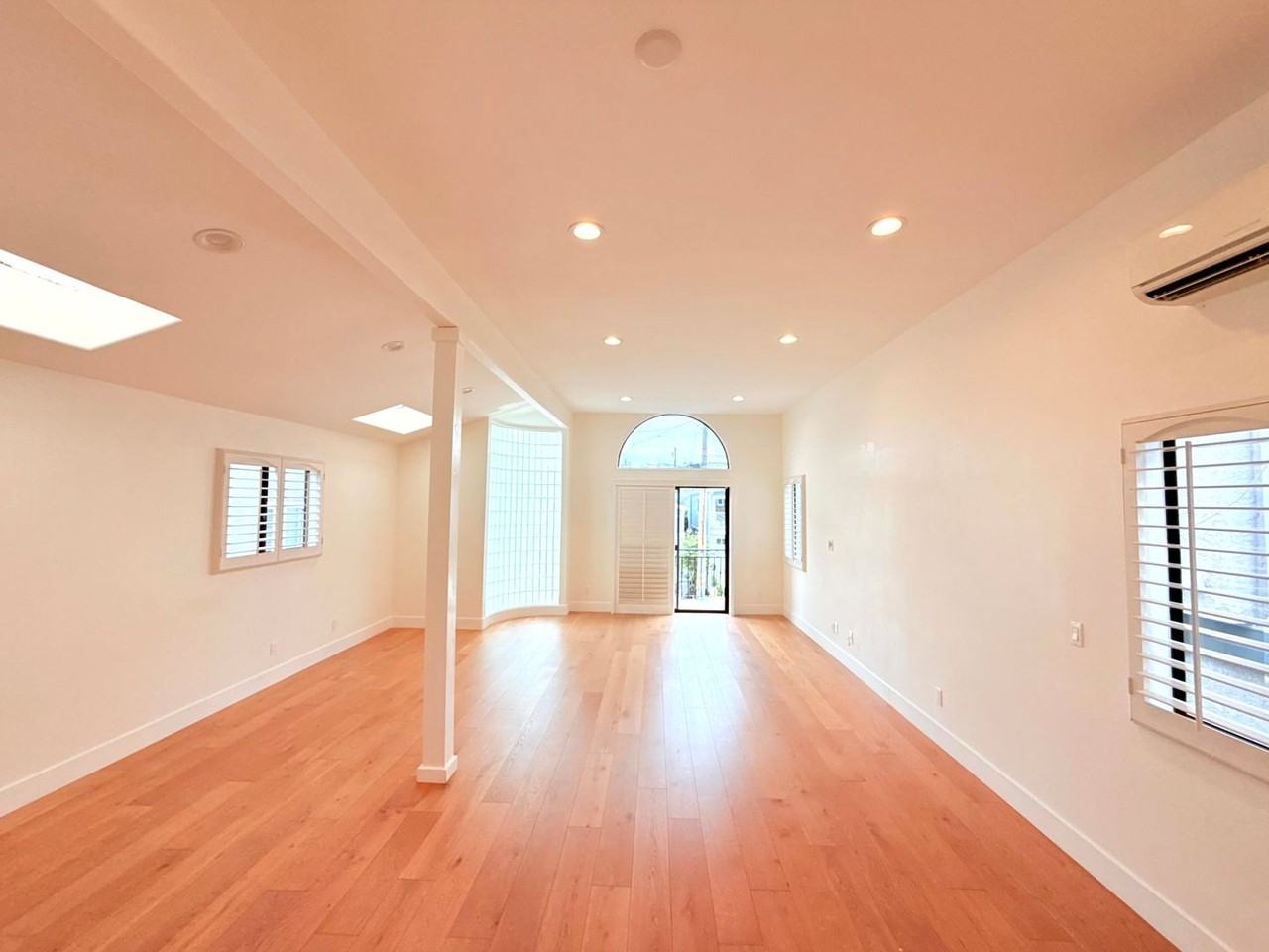 1737 Steinhart Ave - Photo 6 of 50