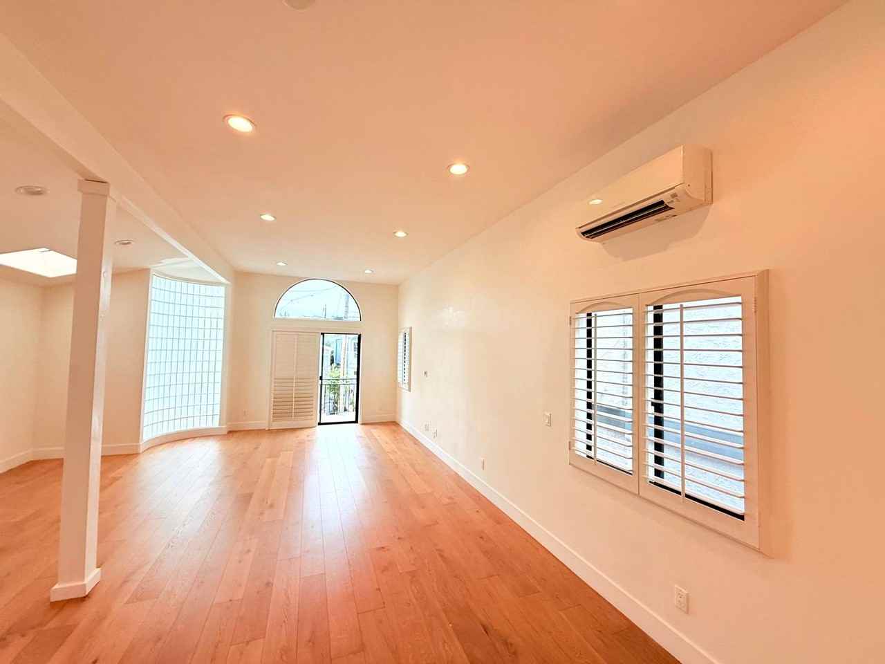 1737 Steinhart Ave - Photo 7 of 50