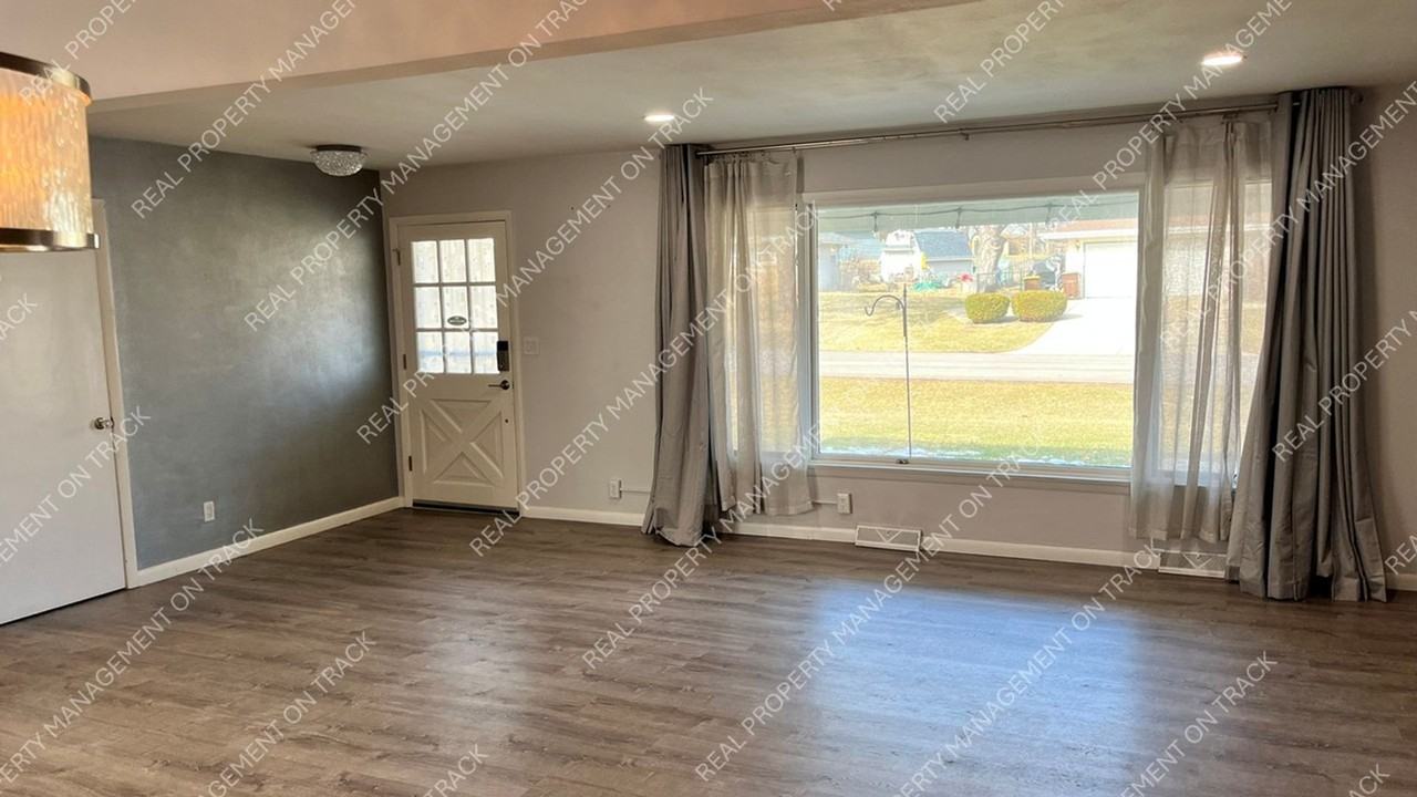 6247 Canyon Woods Dr - Photo 2 of 6