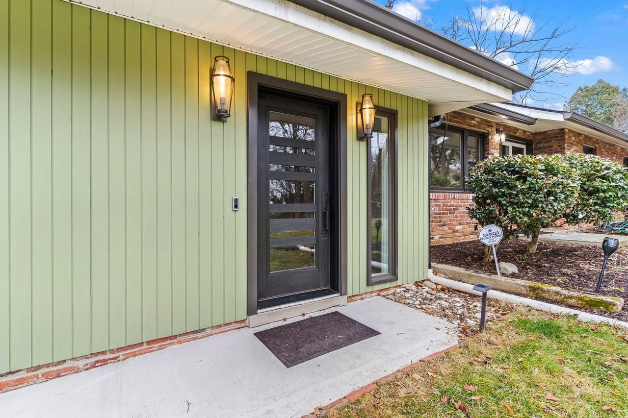 7609 Woodridge Cir - Photo 4 of 45