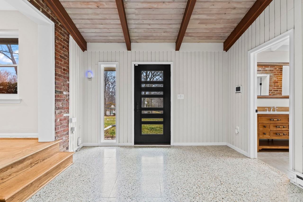 7609 Woodridge Cir - Photo 5 of 45