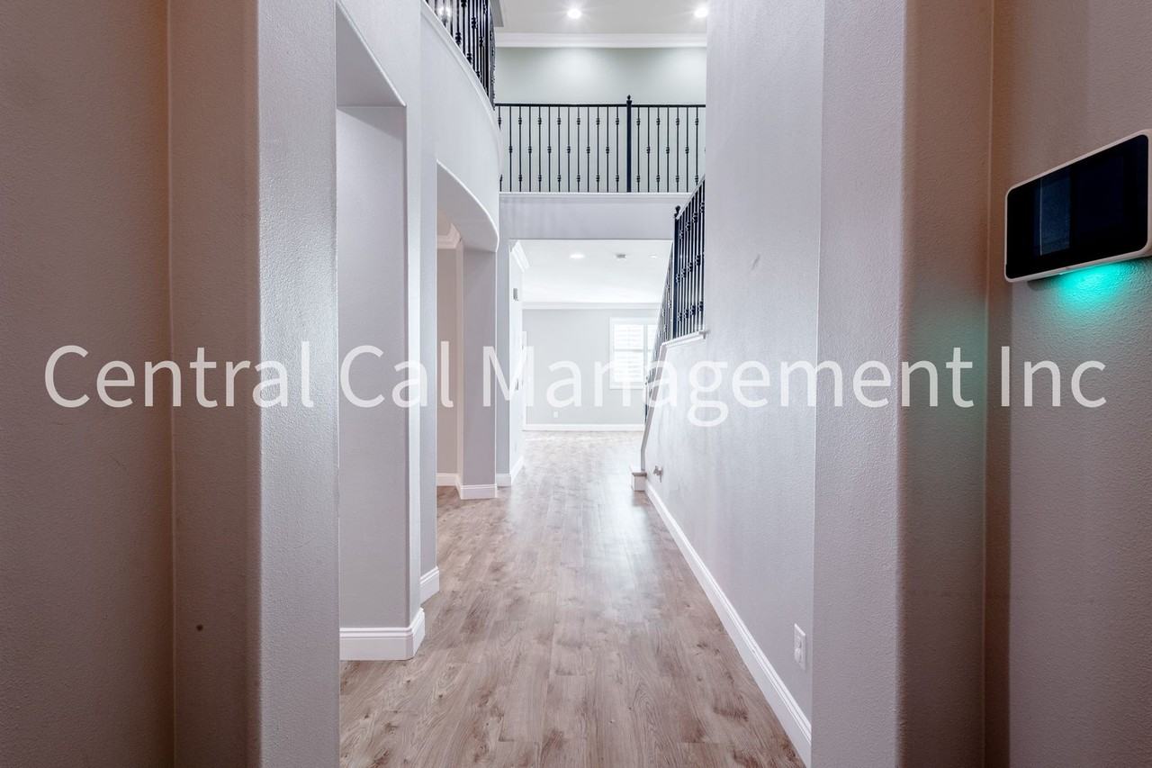 8216 Coral Point Ct - Photo 3 of 32