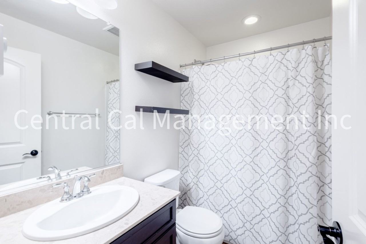 8216 Coral Point Ct - Photo 4 of 32