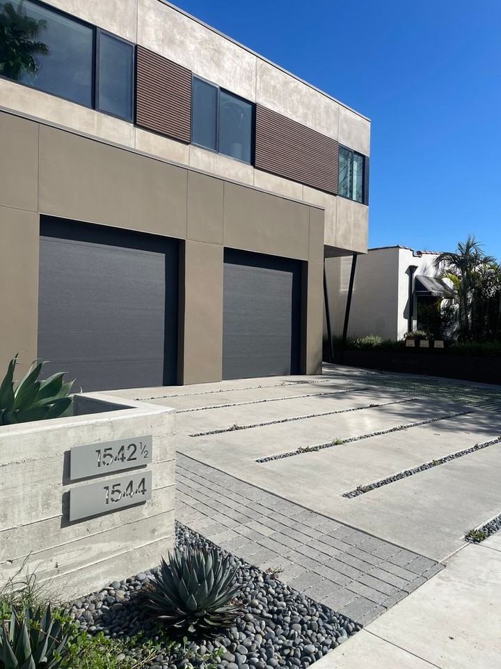 1542 N Hoover St - Photo 2 of 33