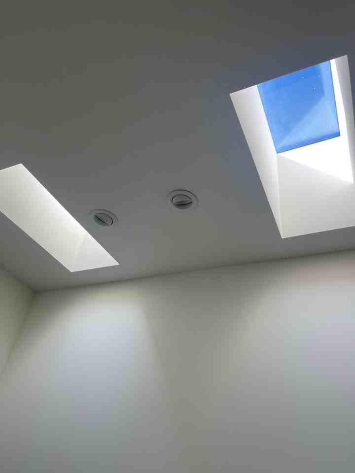 1542 N Hoover St - Photo 4 of 33