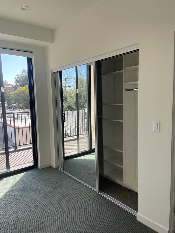 1542 N Hoover St - Photo 5 of 33