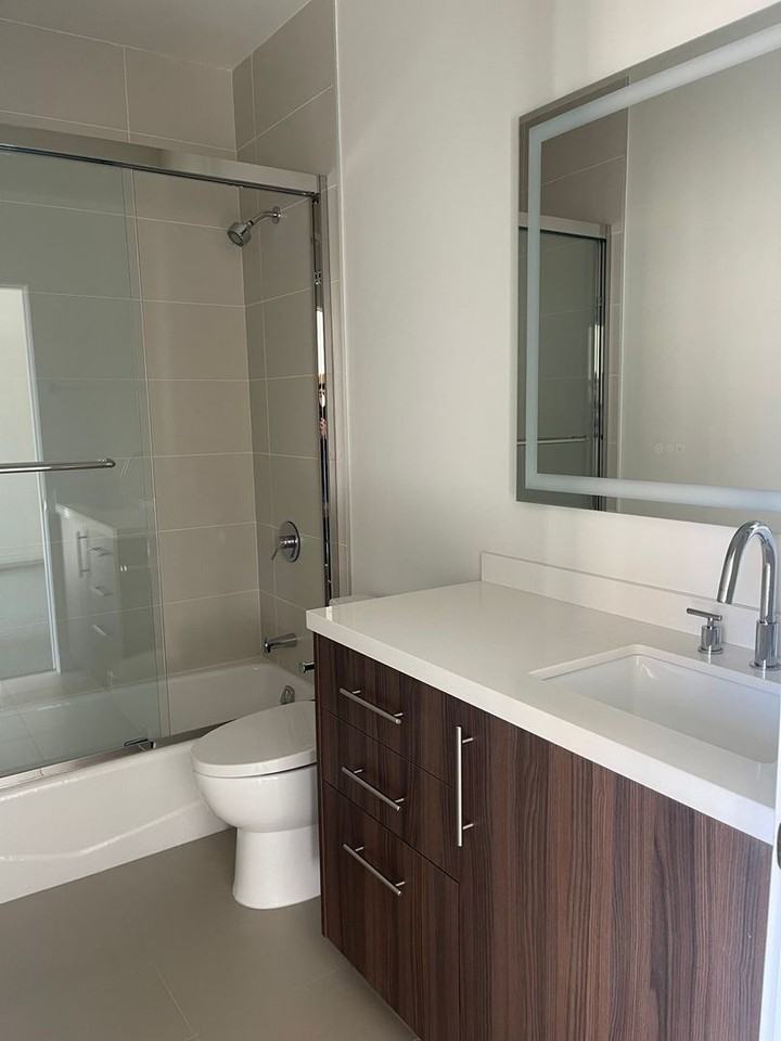 1542 N Hoover St - Photo 6 of 33