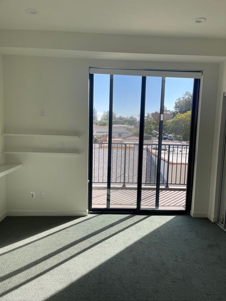 1542 N Hoover St - Photo 7 of 33