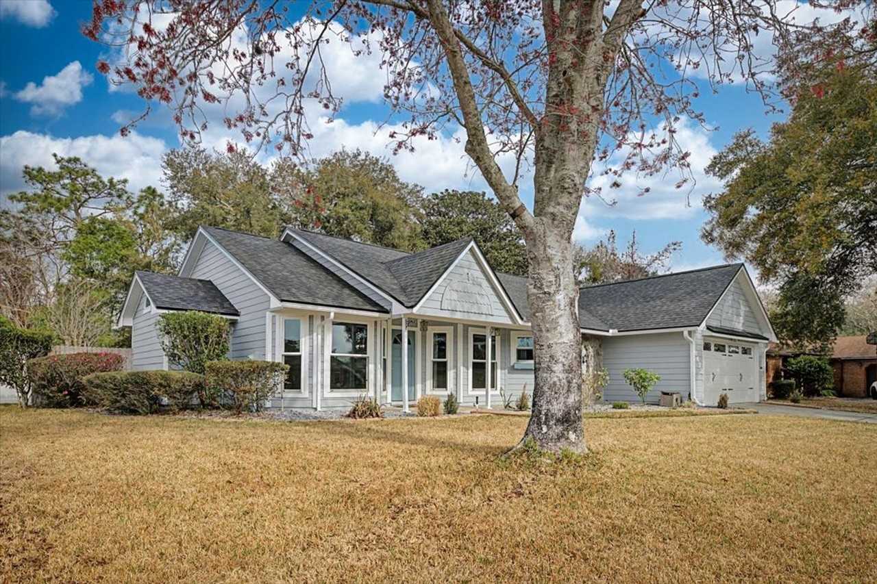 8472 Bandera Cir W - Photo 2 of 29