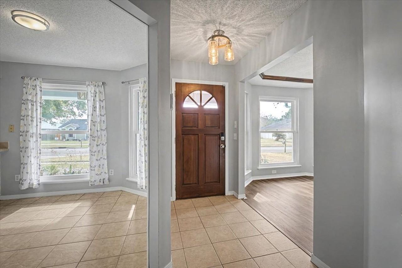 8472 Bandera Cir W - Photo 4 of 29